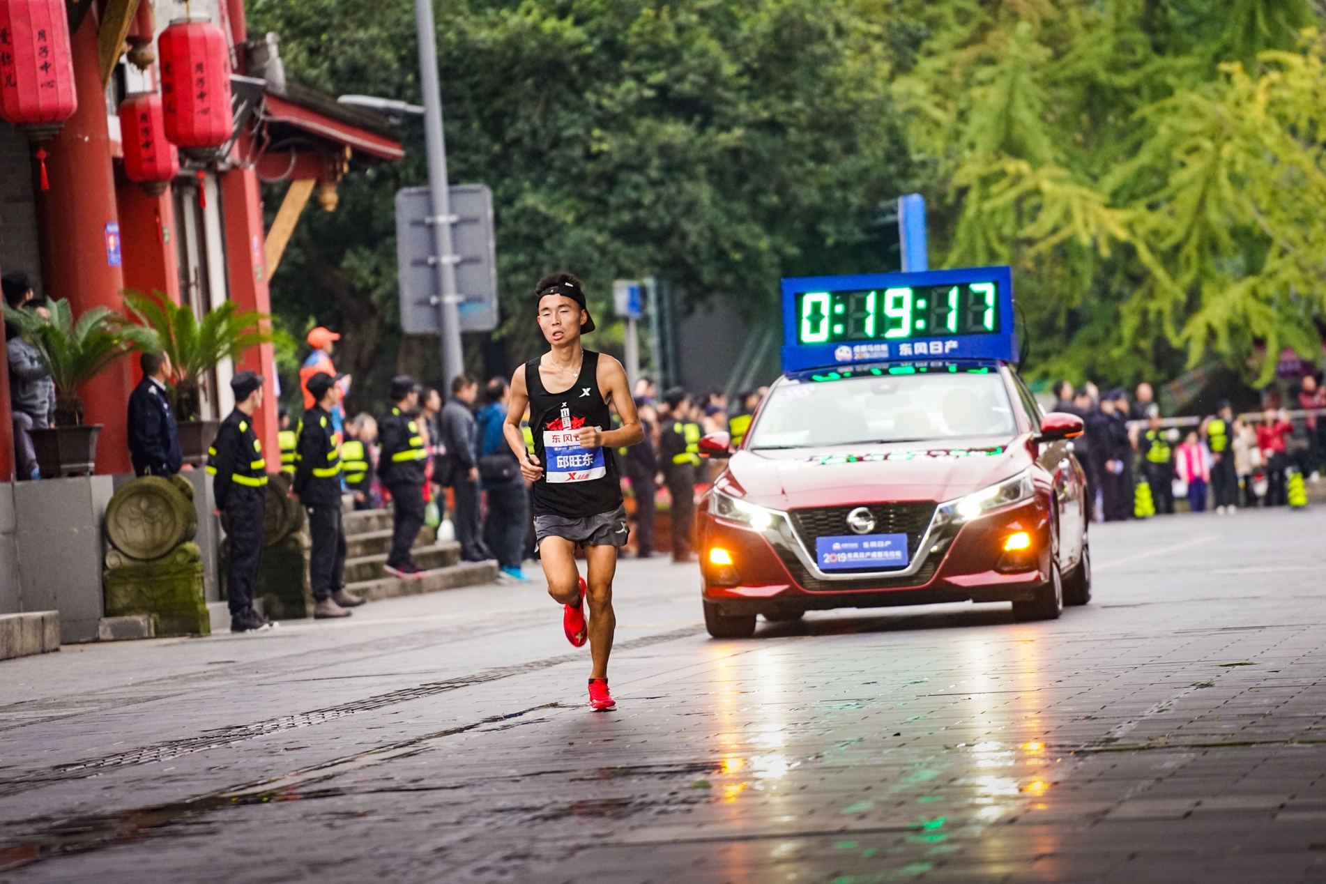 超变擎 领势先行 2019东风日产成都马拉松开跑 3万跑友赛场挥洒激情4