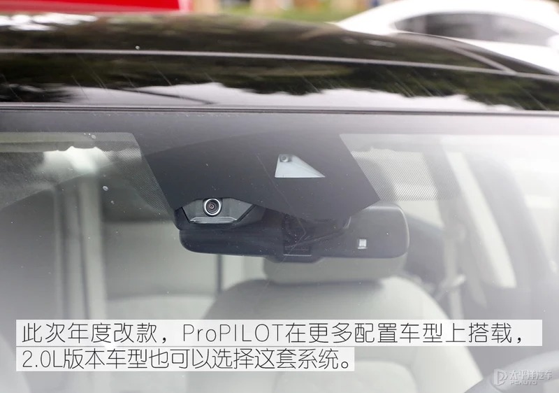 谁说日系车配置鸡肋？看新款凯美瑞和天籁谁更有料-图9