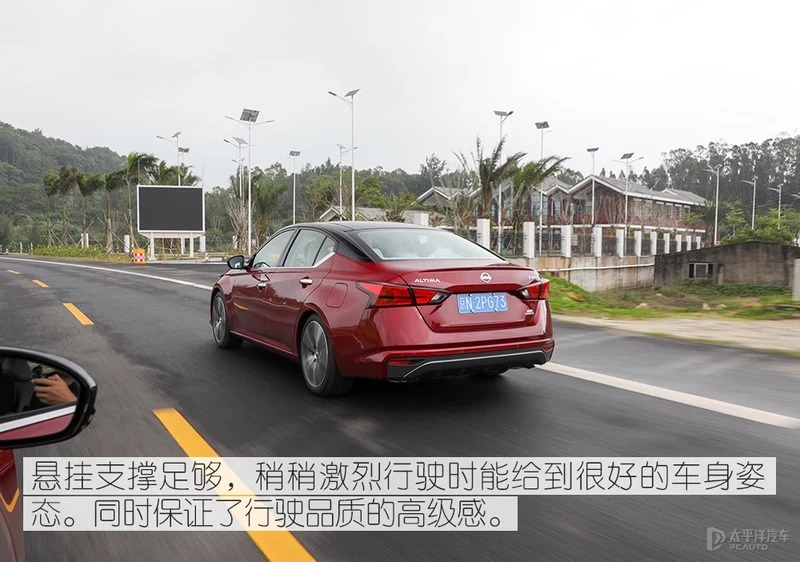 谁说日系车配置鸡肋？看新款凯美瑞和天籁谁更有料-图21