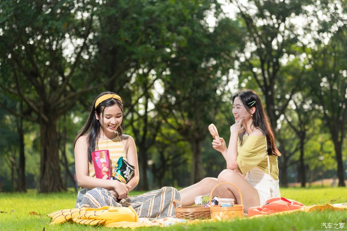 夏日ing草地滚入好闺蜜共进野餐