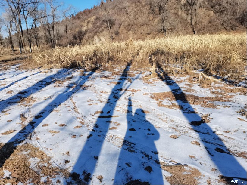 轻越野感受冬日馈赠，开爱车在融雪土路穿行-图21